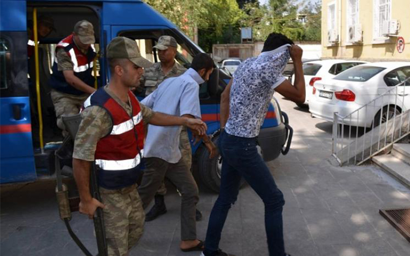 Denizli’de 2 kişi esrarla yakalanıp tutuklandı