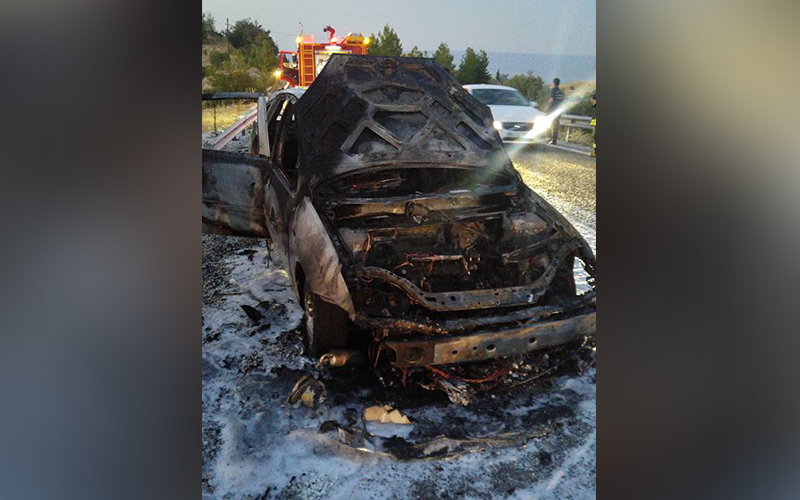 Alevler otomobili metal yığınına çevirdi