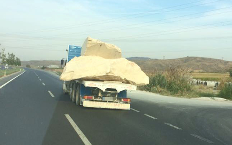 Yola ya da geçen aracın üzerine düşse