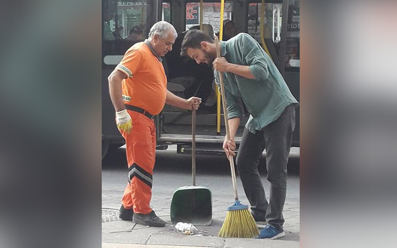 Temizlik işçisine yardım etti