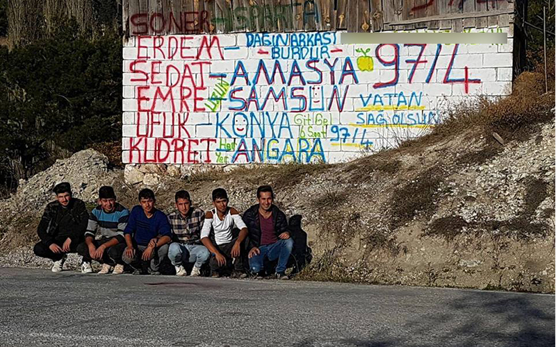 Asker gençlerin veda duvarı