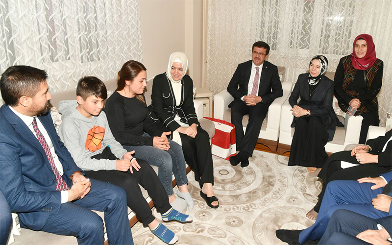 Bakanlardan şehit ailesine ziyaret