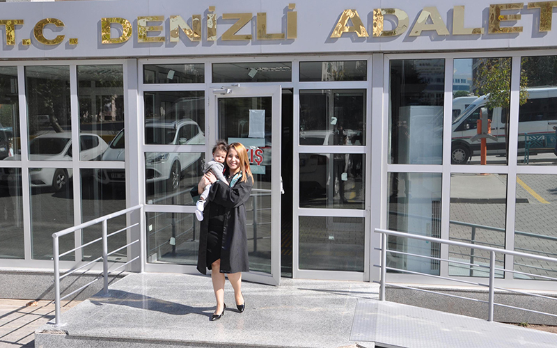 Avukat anne duruşmalara bebeğiyle katılıyor