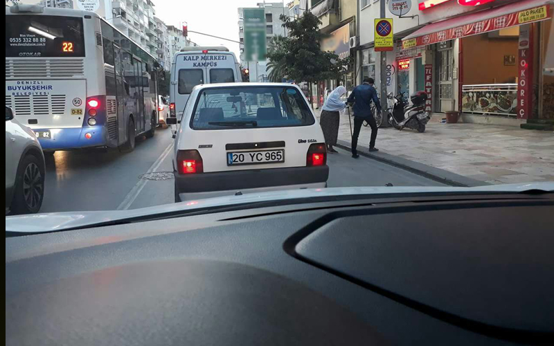Aracının durdurdu, yaşlı kadının elinden tutup karşıya geçirdi