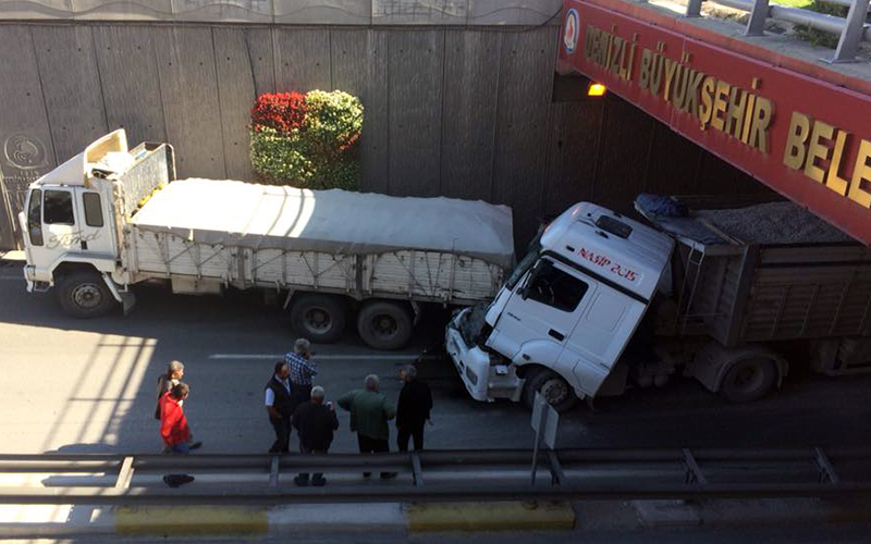 Kamyonlar köprülü kavşakta çarpıştı