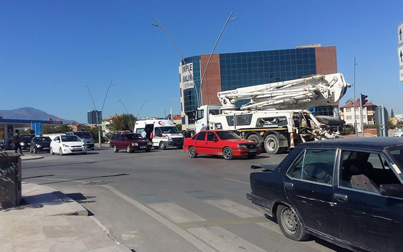 Beton mikseri yayayı metrelerce sürükledi