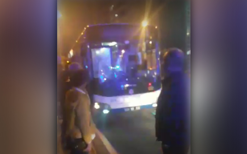 Valilik önünde otobüs yayaya çarptı