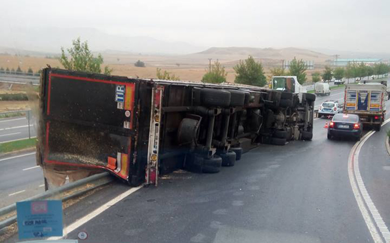 Oyuncak araba gibi devriliyorlar