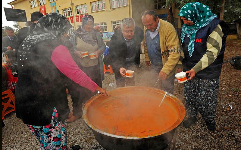 Soğuk havada tarhana çorbasıyla ısındılar
