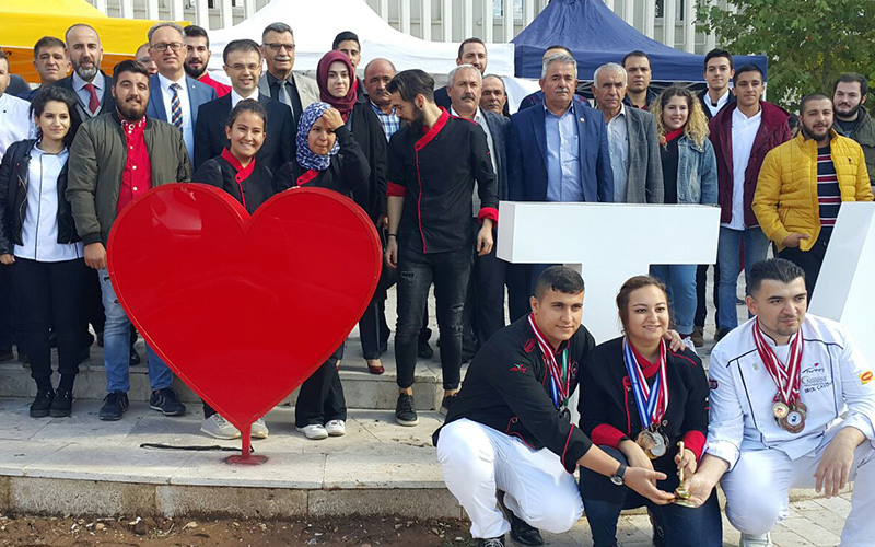 Meyvelerle süsleme yapıp sergi açtılar