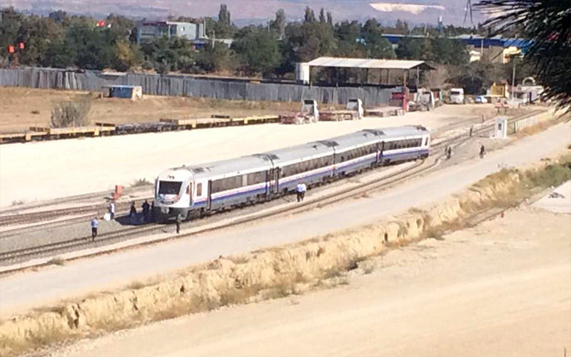 Denizli-İzmir seferini yapan tren raylardan çıktı