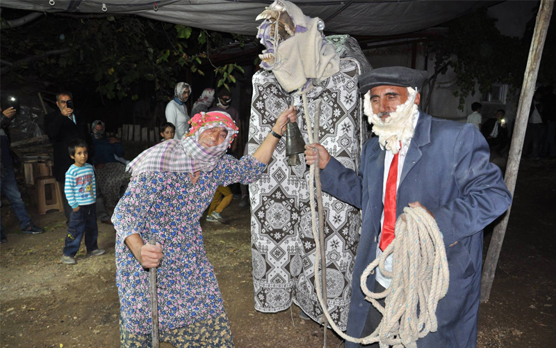 Köy düğünlerinde unutulmayan gelenek ve oyunlar sunuluyor