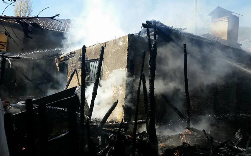 Yaşlı kadının ahşap evi, yangında kül oldu