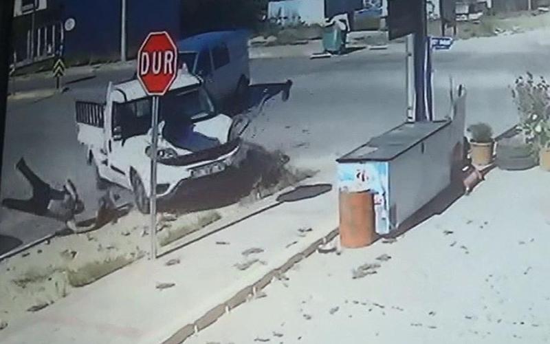 Minibüsle çarpışan kamyonet yayaları altına aldı: 5 yaralı