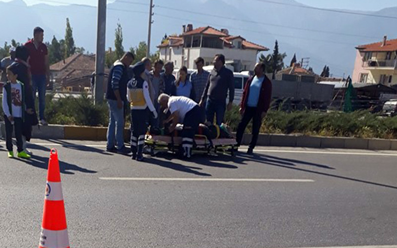Yolun karşısına geçerken otomobil çarptı