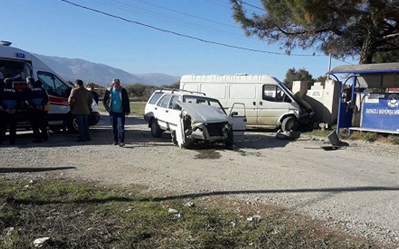 Acıpayam’da otomobil ile minibüs çarpıştı
