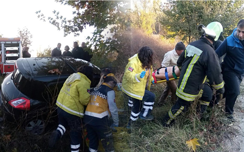 Aracında sıkışan yaralı sürücüyü itfaiye kurtardı