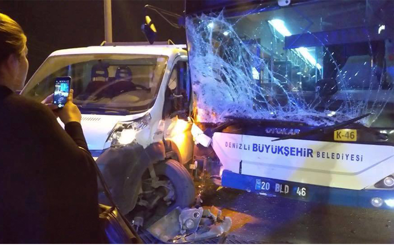 Belediye otobüsü ile kamyonet çarpıştı: 10 yaralı