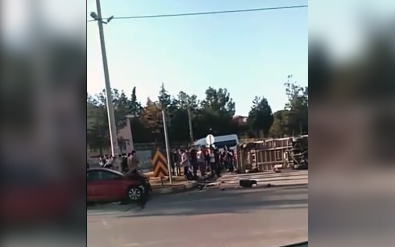 Öğrenci servisi ile otomobil çarpıştı: 8 yaralı