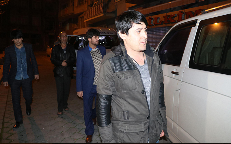 Polisiz diyerek girdikleri evde Afganları dövüp, paralarını gasp ettiler