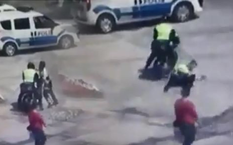 Belge soran polise çarpan motosikletli kamerada