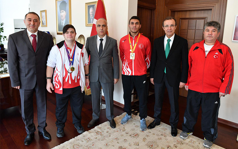 Denizli Valisi Karahan’dan şampiyonlara altın