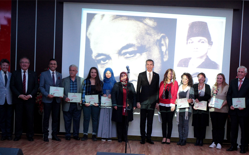 Şiirlerle Yahya Kemal