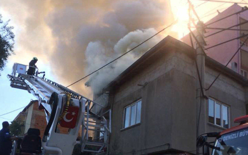 Denizli’de 2 katlı binada yangın