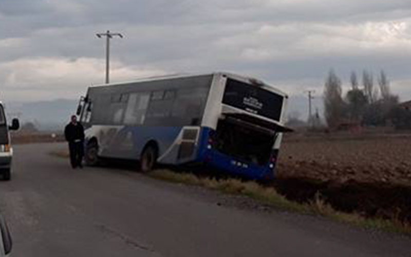 Belediye otobüsü şarampole girdi