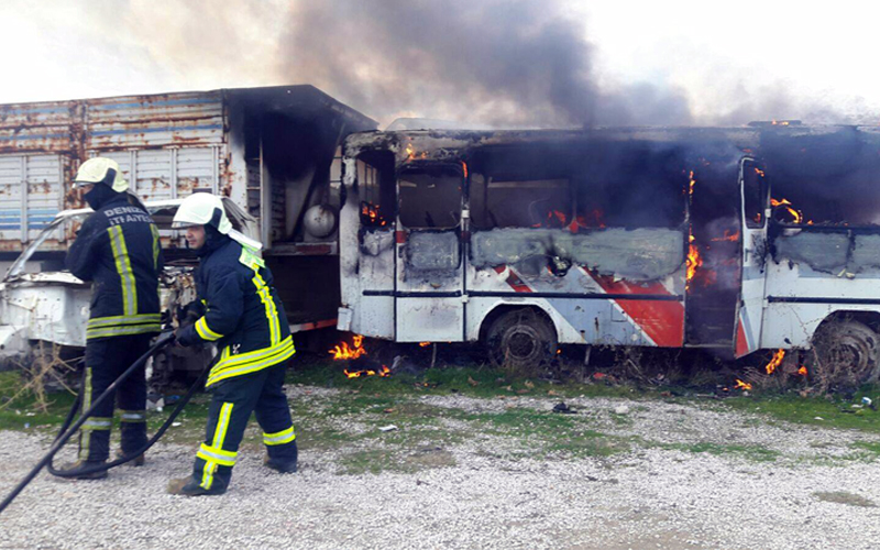 Midibüs park alanında yandı