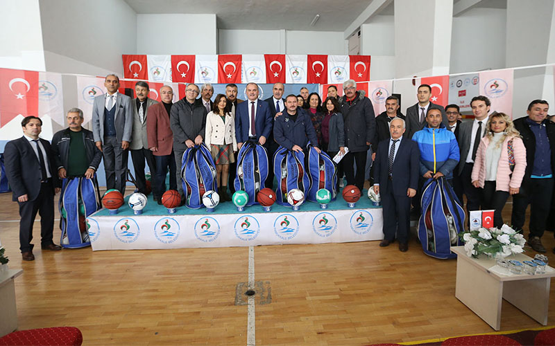 Pamukkale Belediyesi’nden 132 okula spor malzemesi desteği