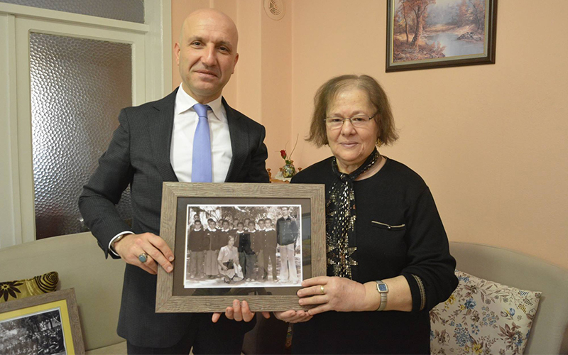 Öğretmeninin kapısını 39 yıllık fotoğrafla çaldı