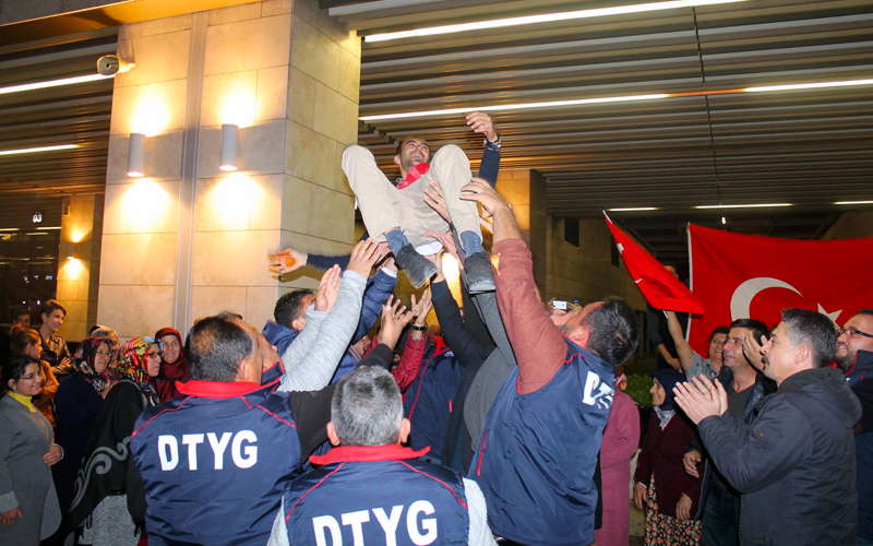 Babası lösemili genci, sosyal medya grubu askere uğurladı