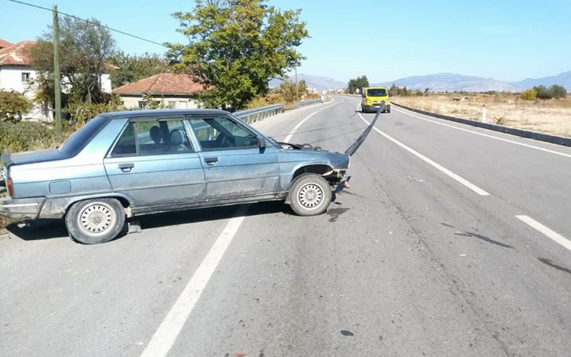 Traktörden kurtuldu ama bariyere çarptı