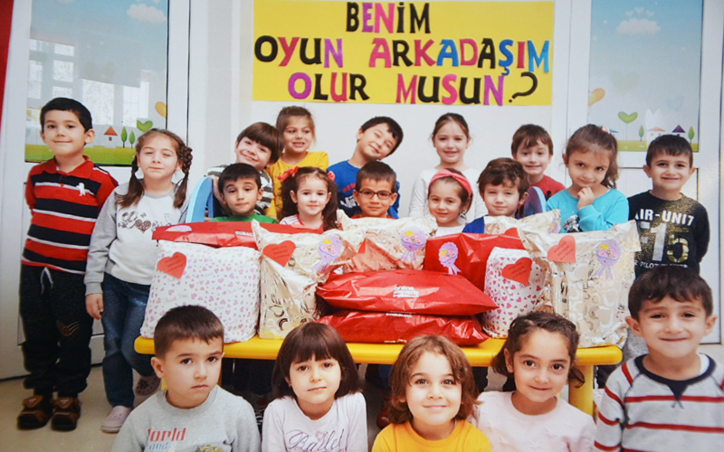 Çocukları hediyeleriyle sevindirdiler