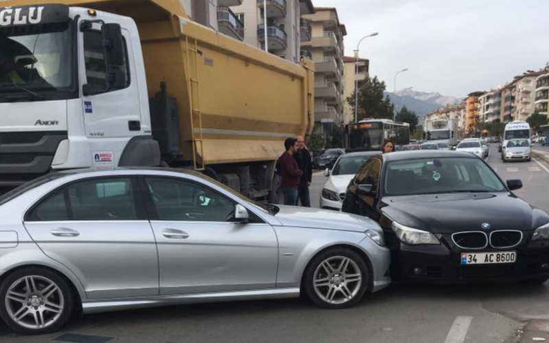 Ulus Caddesi’nde kamyon ile 2 otomobil çarpıştı