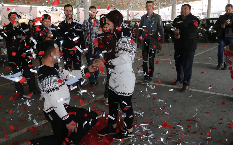 Konfeti yağmuru altında evlilik teklifi