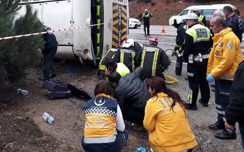 Denizli’de öğrenci servis aracı devrildi