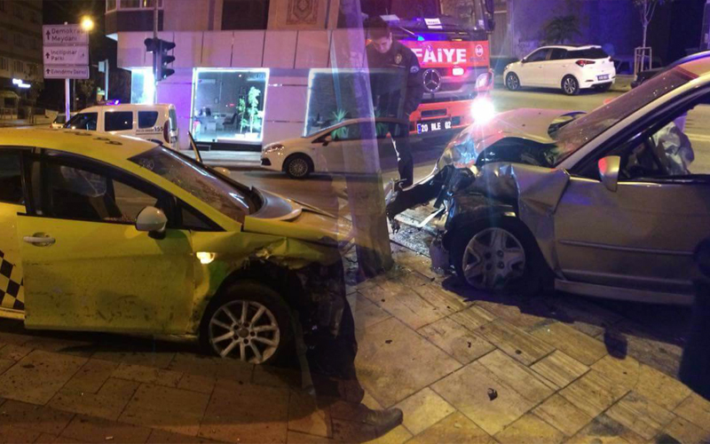Kavşakta kaza: 4 yaralı