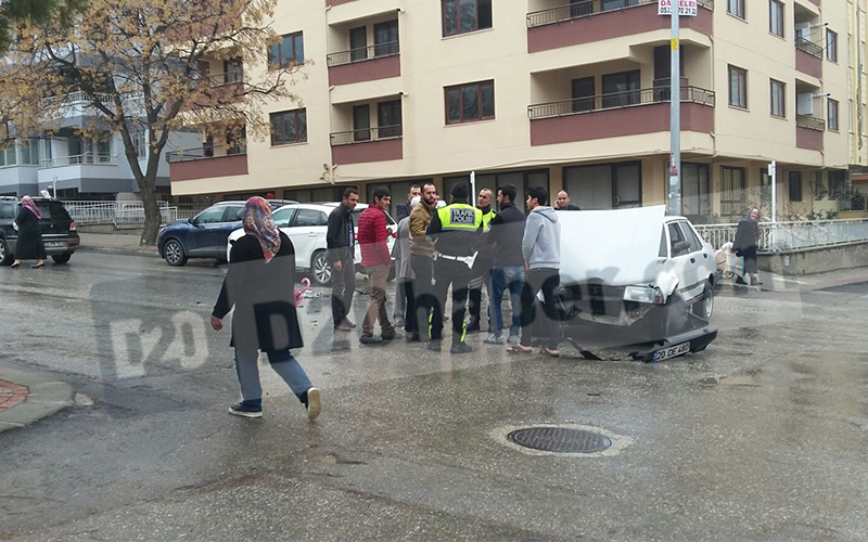 2 araç çarpıştı, park halindekiler de zarar gördü