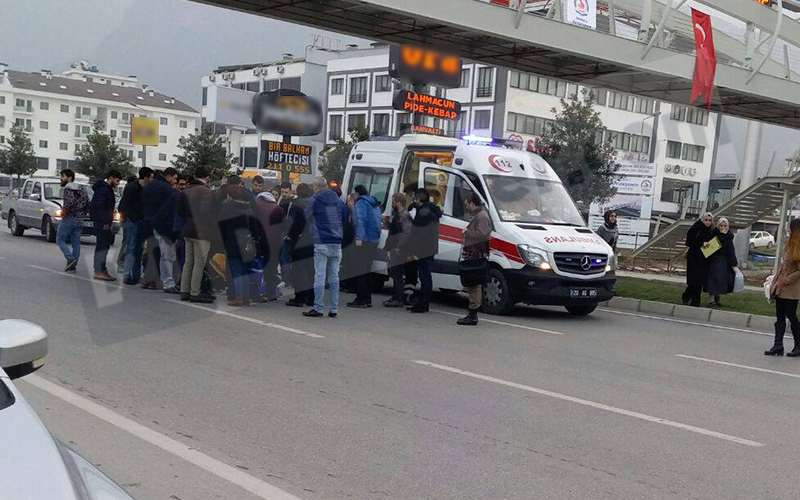 Üst geçidin altında trafik kazası