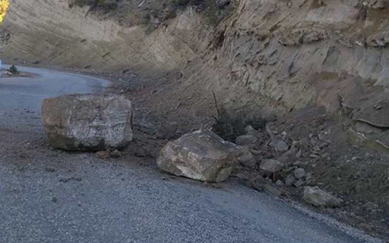 Yola kaya parçaları düştü