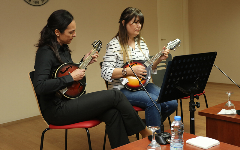 PAÜ’lü akademisyenlerden müzik ziyafeti