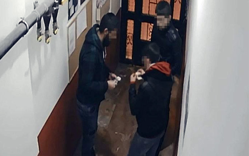 Apartmanda uyuşturucu ticareti kameraya takıldı