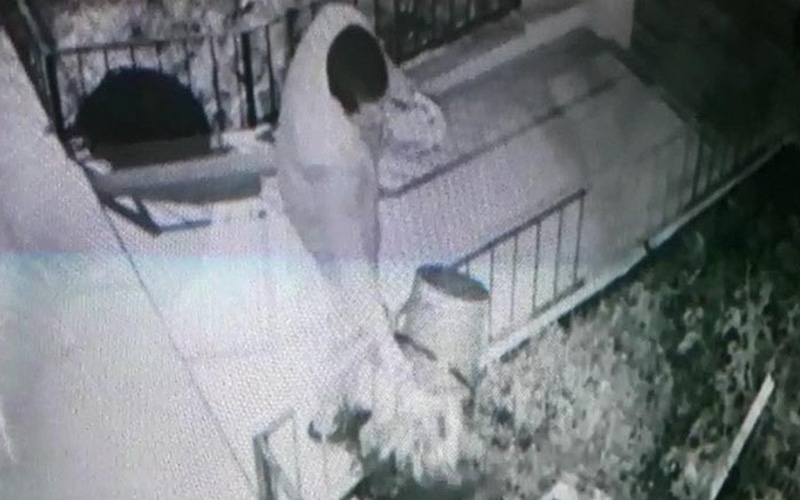 İçindeki çöpü boşaltıp kovayı çaldı