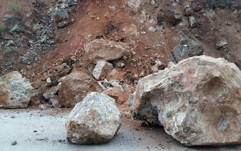 Yola kaya parçaları düştü