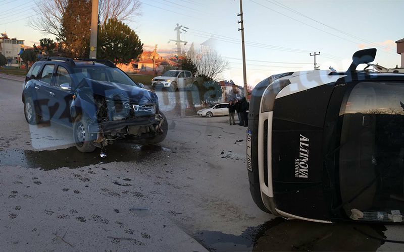 Otomobil ile minibüs çarpıştı: 6 yaralı