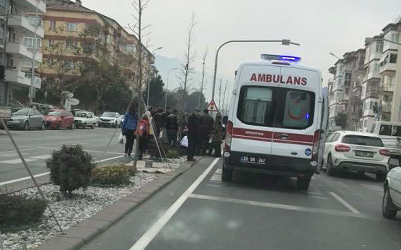 Ulus Caddesi’nde otomobil yayaya çarptı