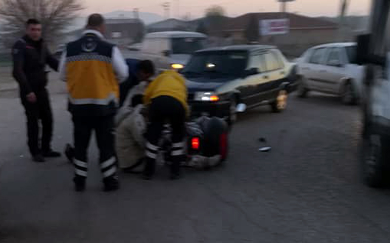 Otomobil ile motosiklet çarpıştı, sürücü yerde kaldı