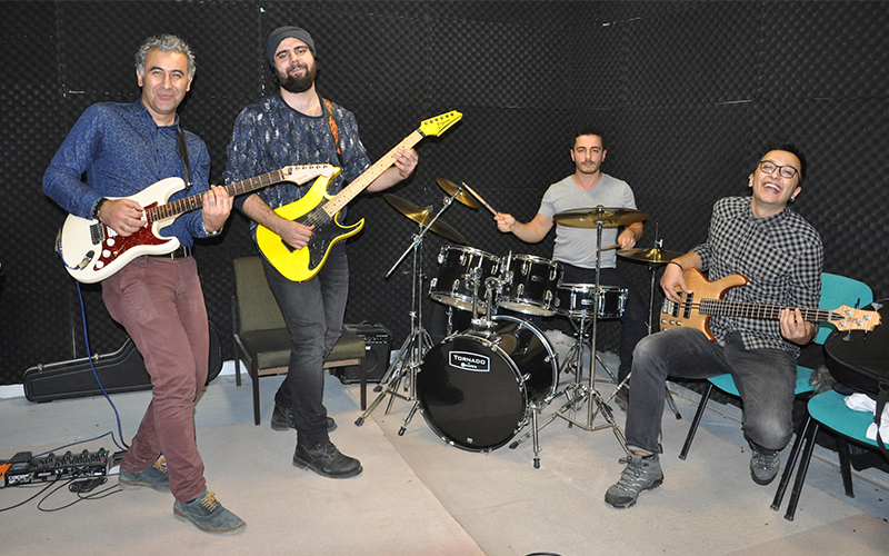Kalp cerrahı profesörden müzik grubu